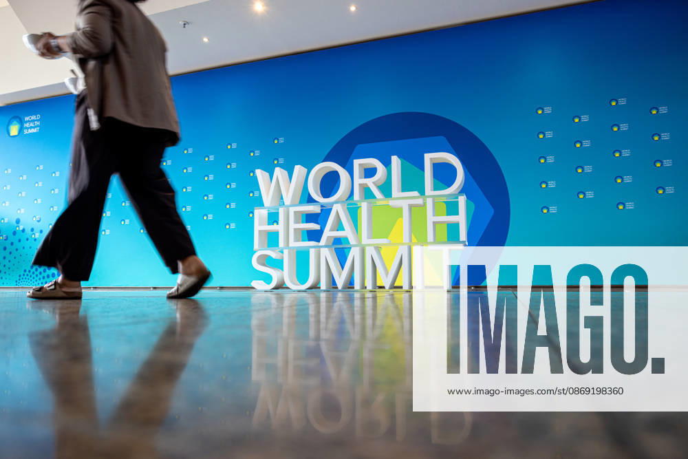 World Health Summit 2026 globalen Gesundheitspolitik. Deutschland, Berlin am 11. Oktober 2026: Ein 3D-Schriftzug des World Health Summit in dem Berliner Hotel InterContinental, in dem der internationale Gesundheitsgipfel stattfindet.