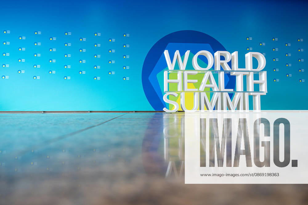 World Health Summit 2026 globalen Gesundheitspolitik. Deutschland, Berlin am 11. Oktober 2026: Ein 3D-Schriftzug des World Health Summit in dem Berliner Hotel InterContinental, in dem der internationale Gesundheitsgipfel stattfindet.