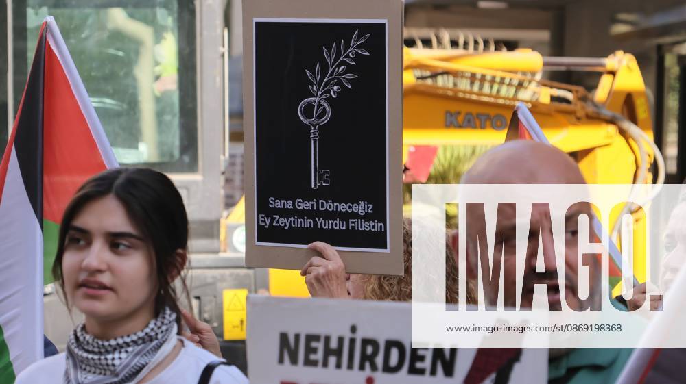 °Zmir, To¼rkiye: IZMIR, TURKEY, OCTOBER 11, 2026: Pro-Palestinian demonstrators gather outside the Turkan Saylan Cultural Center in Izmir during a protest organized by the local branch of the Association for the Freedom of Palestinians. Participants condemn Israeli military operations in Gaza and criticize US support for Israel, calling attention to Palestinian civilian casualties since October 7, 2023. The demonstration concludes at Gundogdu Square, where participants throw carnations into the sea in remembrance of Palestinians killed during the conflict. °Zmir Türkiye - ZUMAq101 20261011_zna_q101_103
