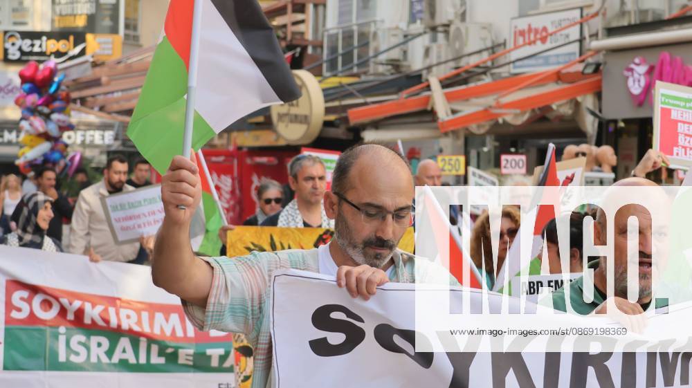 °Zmir, To¼rkiye: IZMIR, TURKEY, OCTOBER 11, 2026: Pro-Palestinian demonstrators gather outside the Turkan Saylan Cultural Center in Izmir during a protest organized by the local branch of the Association for the Freedom of Palestinians. Participants condemn Israeli military operations in Gaza and criticize US support for Israel, calling attention to Palestinian civilian casualties since October 7, 2023. The demonstration concludes at Gundogdu Square, where participants throw carnations into the sea in remembrance of Palestinians killed during the conflict. °Zmir Türkiye - ZUMAq101 20261011_zna_q101_104