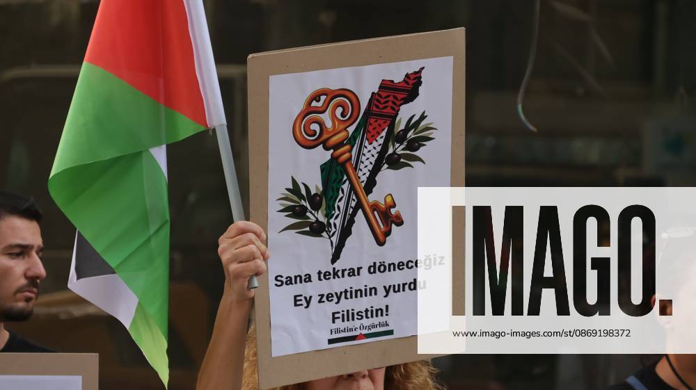 Â°Zmir, ToÂ¼rkiye: IZMIR, TURKEY, OCTOBER 11, 2026: Pro-Palestinian demonstrators gather outside the Turkan Saylan Cultural Center in Izmir during a protest organized by the local branch of the Association for the Freedom of Palestinians. Participants condemn Israeli military operations in Gaza and criticize US support for Israel, calling attention to Palestinian civilian casualties since October 7, 2023. The demonstration concludes at Gundogdu Square, where participants throw carnations into the sea in remembrance of Palestinians killed during the conflict. Â°Zmir Türkiye - ZUMAq101 20261011_zna_q101_105