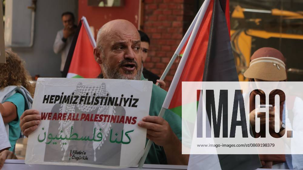 °Zmir, To¼rkiye: IZMIR, TURKEY, OCTOBER 11, 2026: Pro-Palestinian demonstrators gather outside the Turkan Saylan Cultural Center in Izmir during a protest organized by the local branch of the Association for the Freedom of Palestinians. Participants condemn Israeli military operations in Gaza and criticize US support for Israel, calling attention to Palestinian civilian casualties since October 7, 2023. The demonstration concludes at Gundogdu Square, where participants throw carnations into the sea in remembrance of Palestinians killed during the conflict. °Zmir Türkiye - ZUMAq101 20261011_zna_q101_108