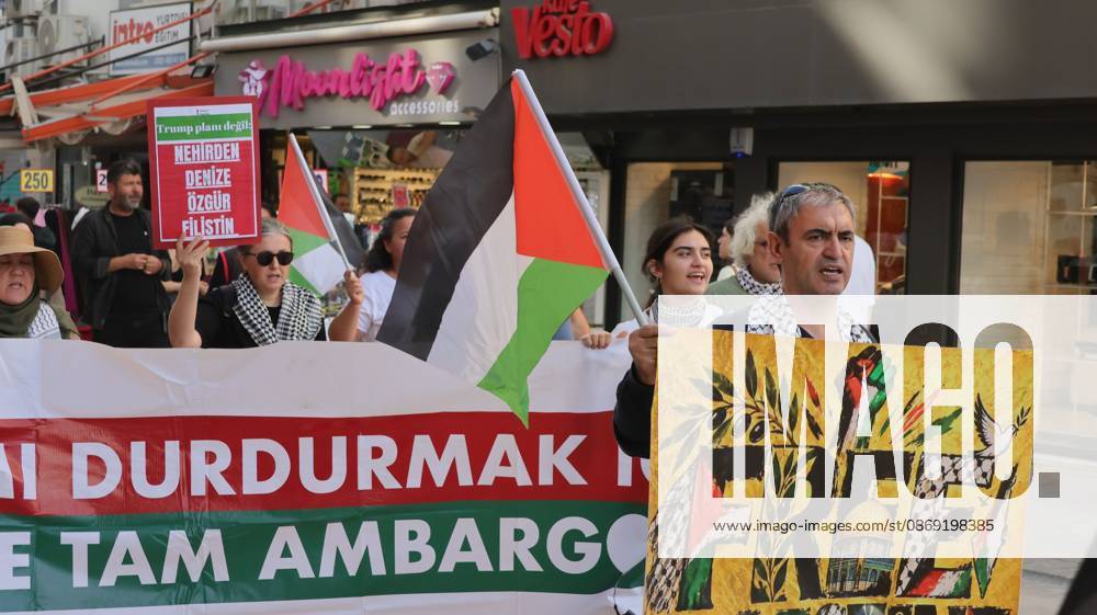 °Zmir, To¼rkiye: IZMIR, TURKEY, OCTOBER 11, 2026: Pro-Palestinian demonstrators gather outside the Turkan Saylan Cultural Center in Izmir during a protest organized by the local branch of the Association for the Freedom of Palestinians. Participants condemn Israeli military operations in Gaza and criticize US support for Israel, calling attention to Palestinian civilian casualties since October 7, 2023. The demonstration concludes at Gundogdu Square, where participants throw carnations into the sea in remembrance of Palestinians killed during the conflict. °Zmir Türkiye - ZUMAq101 20261011_zna_q101_111