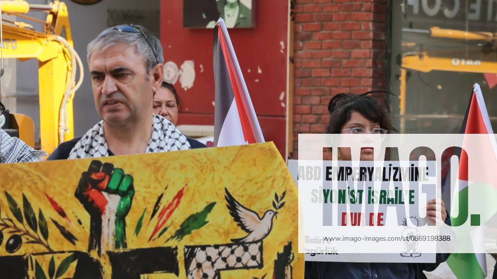 °Zmir, To¼rkiye: IZMIR, TURKEY, OCTOBER 11, 2026: Pro-Palestinian demonstrators gather outside the Turkan Saylan Cultural Center in Izmir during a protest organized by the local branch of the Association for the Freedom of Palestinians. Participants condemn Israeli military operations in Gaza and criticize US support for Israel, calling attention to Palestinian civilian casualties since October 7, 2023. The demonstration concludes at Gundogdu Square, where participants throw carnations into the sea in remembrance of Palestinians killed during the conflict. °Zmir Türkiye - ZUMAq101 20261011_zna_q101_113