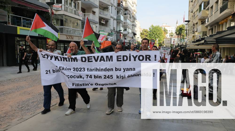 °Zmir, To¼rkiye: IZMIR, TURKEY, OCTOBER 11, 2026: Pro-Palestinian demonstrators gather outside the Turkan Saylan Cultural Center in Izmir during a protest organized by the local branch of the Association for the Freedom of Palestinians. Participants condemn Israeli military operations in Gaza and criticize US support for Israel, calling attention to Palestinian civilian casualties since October 7, 2023. The demonstration concludes at Gundogdu Square, where participants throw carnations into the sea in remembrance of Palestinians killed during the conflict. °Zmir Türkiye - ZUMAq101 20261011_zna_q101_115