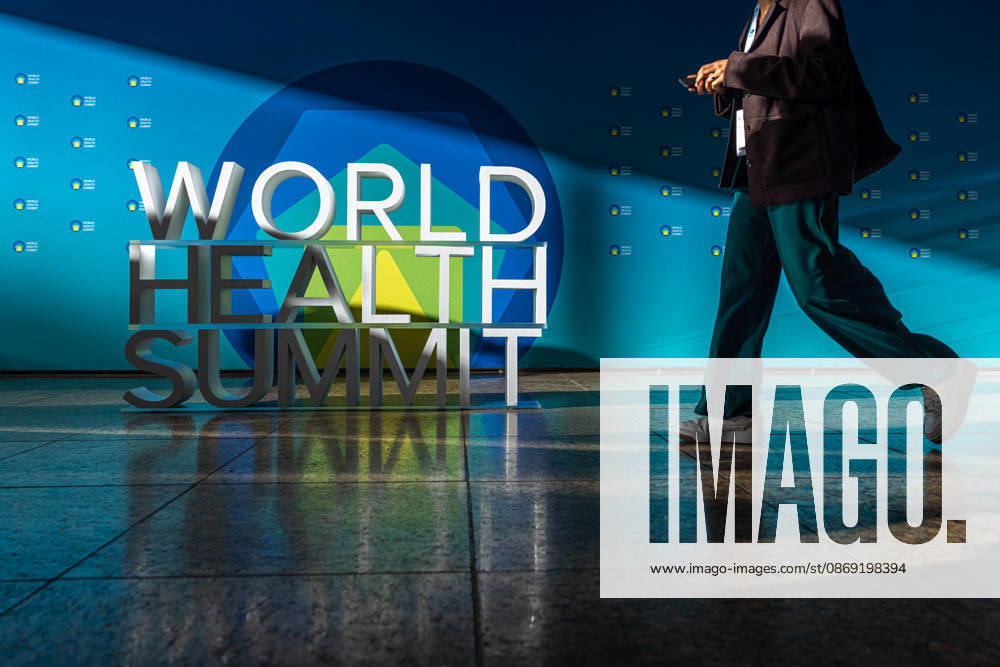 World Health Summit 2026 globalen Gesundheitspolitik. Deutschland, Berlin am 11. Oktober 2026: Ein 3D-Schriftzug des World Health Summit in dem Berliner Hotel InterContinental, in dem der internationale Gesundheitsgipfel stattfindet.