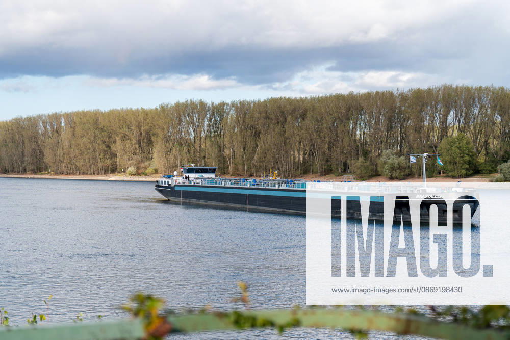 Havarierter Tanker mit 250 Tonnen Wasserstoff frei vierte Festfahrung auf dem Rhein Begleitung durch WSA und Wasserschutzpolizei Am 11.10.2026 gegen 07:00 Uhr fuhr sich ein Tankmotorschiff auf dem Rhein bei Ludwigshöhe in Höhe von Rheinkilometer 474,00 fest. Das Schiff war mit 250 Tonnen Wasserstoff beladen, auf Talfahrt und kam an der linksrheinischen Seite der Fahrrinne fest. Es war die vierte Festfahrung von Großfahrzeugen in diesem Bereich seit dem Vormittag des 10.10.2026. Im Laufe des Nachmittags befreite sich das Schiff, fuhr zunächst weiter nach Nierstein, wendete dort und fuhr zurück, begleitet von einem Arbeitsschiff des WSA Rhein und der Wasserschutzpolizei. Nierstein BWS Rhein Rheinland-Pfalz Deutschland