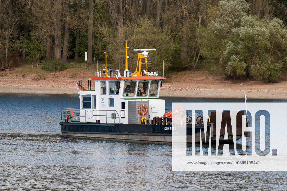 Havarierter Tanker mit 250 Tonnen Wasserstoff frei vierte Festfahrung auf dem Rhein Begleitung durch WSA und Wasserschutzpolizei Am 11.10.2026 gegen 07:00 Uhr fuhr sich ein Tankmotorschiff auf dem Rhein bei Ludwigshöhe in Höhe von Rheinkilometer 474,00 fest. Das Schiff war mit 250 Tonnen Wasserstoff beladen, auf Talfahrt und kam an der linksrheinischen Seite der Fahrrinne fest. Es war die vierte Festfahrung von Großfahrzeugen in diesem Bereich seit dem Vormittag des 10.10.2026. Im Laufe des Nachmittags befreite sich das Schiff, fuhr zunächst weiter nach Nierstein, wendete dort und fuhr zurück, begleitet von einem Arbeitsschiff des WSA Rhein und der Wasserschutzpolizei. Nierstein BWS Rhein Rheinland-Pfalz Deutschland