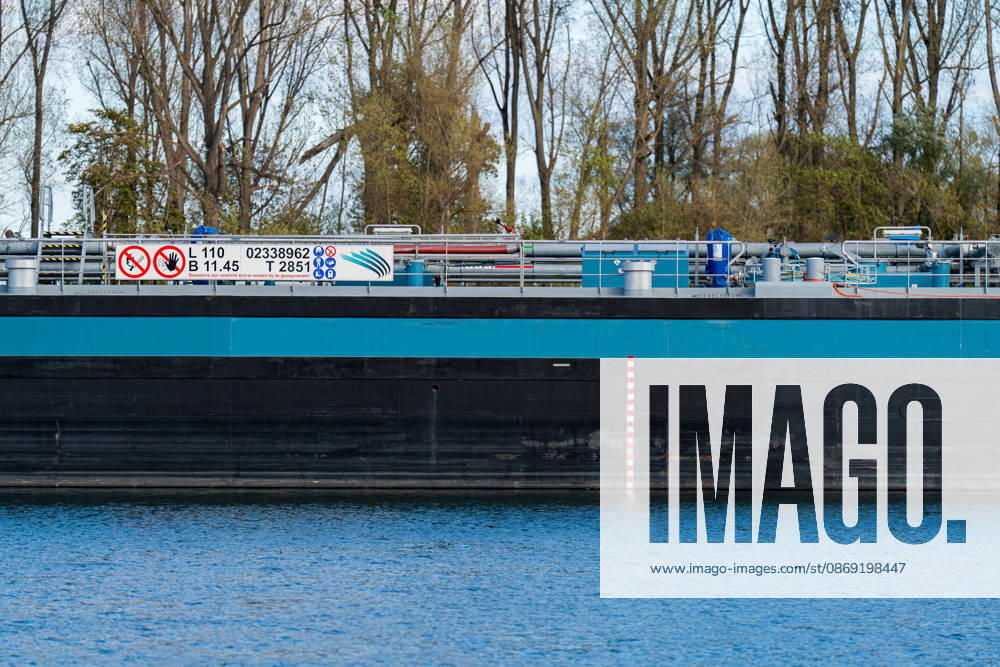 Havarierter Tanker mit 250 Tonnen Wasserstoff frei vierte Festfahrung auf dem Rhein Begleitung durch WSA und Wasserschutzpolizei Am 11.10.2026 gegen 07:00 Uhr fuhr sich ein Tankmotorschiff auf dem Rhein bei Ludwigshöhe in Höhe von Rheinkilometer 474,00 fest. Das Schiff war mit 250 Tonnen Wasserstoff beladen, auf Talfahrt und kam an der linksrheinischen Seite der Fahrrinne fest. Es war die vierte Festfahrung von Großfahrzeugen in diesem Bereich seit dem Vormittag des 10.10.2026. Im Laufe des Nachmittags befreite sich das Schiff, fuhr zunächst weiter nach Nierstein, wendete dort und fuhr zurück, begleitet von einem Arbeitsschiff des WSA Rhein und der Wasserschutzpolizei. Nierstein BWS Rhein Rheinland-Pfalz Deutschland