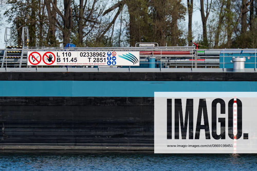 Havarierter Tanker mit 250 Tonnen Wasserstoff frei vierte Festfahrung auf dem Rhein Begleitung durch WSA und Wasserschutzpolizei Am 11.10.2026 gegen 07:00 Uhr fuhr sich ein Tankmotorschiff auf dem Rhein bei Ludwigshöhe in Höhe von Rheinkilometer 474,00 fest. Das Schiff war mit 250 Tonnen Wasserstoff beladen, auf Talfahrt und kam an der linksrheinischen Seite der Fahrrinne fest. Es war die vierte Festfahrung von Großfahrzeugen in diesem Bereich seit dem Vormittag des 10.10.2026. Im Laufe des Nachmittags befreite sich das Schiff, fuhr zunächst weiter nach Nierstein, wendete dort und fuhr zurück, begleitet von einem Arbeitsschiff des WSA Rhein und der Wasserschutzpolizei. Nierstein BWS Rhein Rheinland-Pfalz Deutschland
