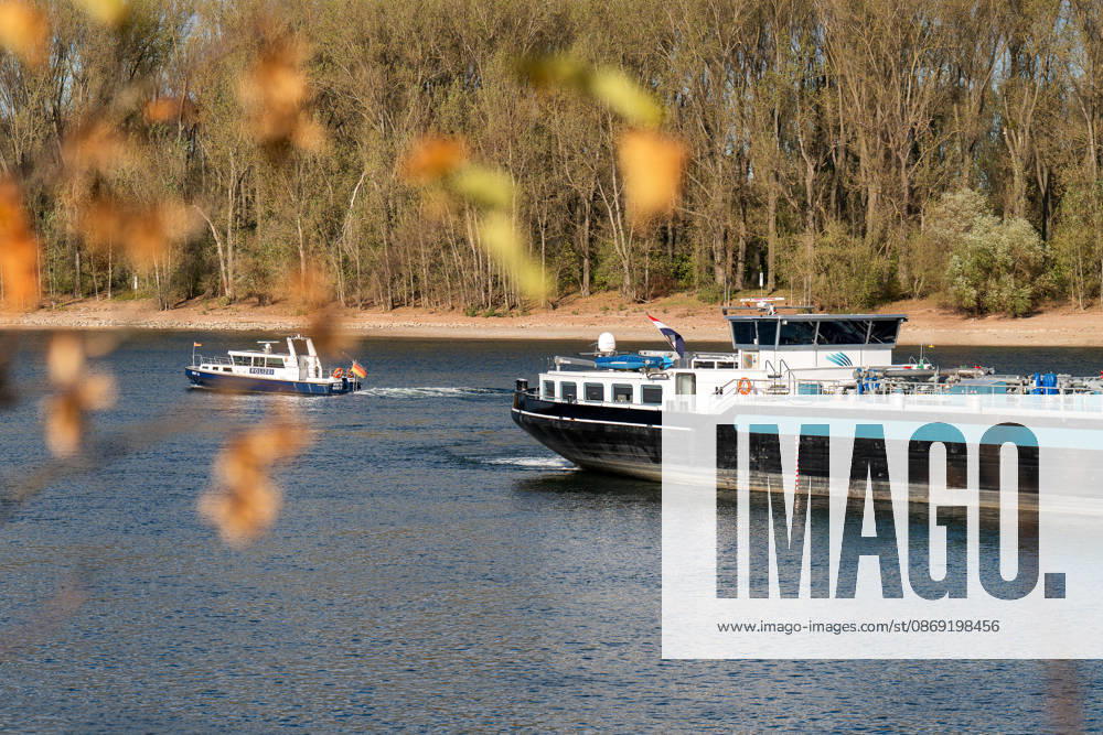 Havarierter Tanker mit 250 Tonnen Wasserstoff frei vierte Festfahrung auf dem Rhein Begleitung durch WSA und Wasserschutzpolizei Am 11.10.2026 gegen 07:00 Uhr fuhr sich ein Tankmotorschiff auf dem Rhein bei Ludwigshöhe in Höhe von Rheinkilometer 474,00 fest. Das Schiff war mit 250 Tonnen Wasserstoff beladen, auf Talfahrt und kam an der linksrheinischen Seite der Fahrrinne fest. Es war die vierte Festfahrung von Großfahrzeugen in diesem Bereich seit dem Vormittag des 10.10.2026. Im Laufe des Nachmittags befreite sich das Schiff, fuhr zunächst weiter nach Nierstein, wendete dort und fuhr zurück, begleitet von einem Arbeitsschiff des WSA Rhein und der Wasserschutzpolizei. Nierstein BWS Rhein Rheinland-Pfalz Deutschland