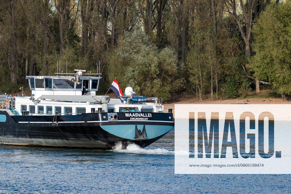 Havarierter Tanker mit 250 Tonnen Wasserstoff frei vierte Festfahrung auf dem Rhein Begleitung durch WSA und Wasserschutzpolizei Am 11.10.2026 gegen 07:00 Uhr fuhr sich ein Tankmotorschiff auf dem Rhein bei Ludwigshöhe in Höhe von Rheinkilometer 474,00 fest. Das Schiff war mit 250 Tonnen Wasserstoff beladen, auf Talfahrt und kam an der linksrheinischen Seite der Fahrrinne fest. Es war die vierte Festfahrung von Großfahrzeugen in diesem Bereich seit dem Vormittag des 10.10.2026. Im Laufe des Nachmittags befreite sich das Schiff, fuhr zunächst weiter nach Nierstein, wendete dort und fuhr zurück, begleitet von einem Arbeitsschiff des WSA Rhein und der Wasserschutzpolizei. Nierstein BWS Rhein Rheinland-Pfalz Deutschland