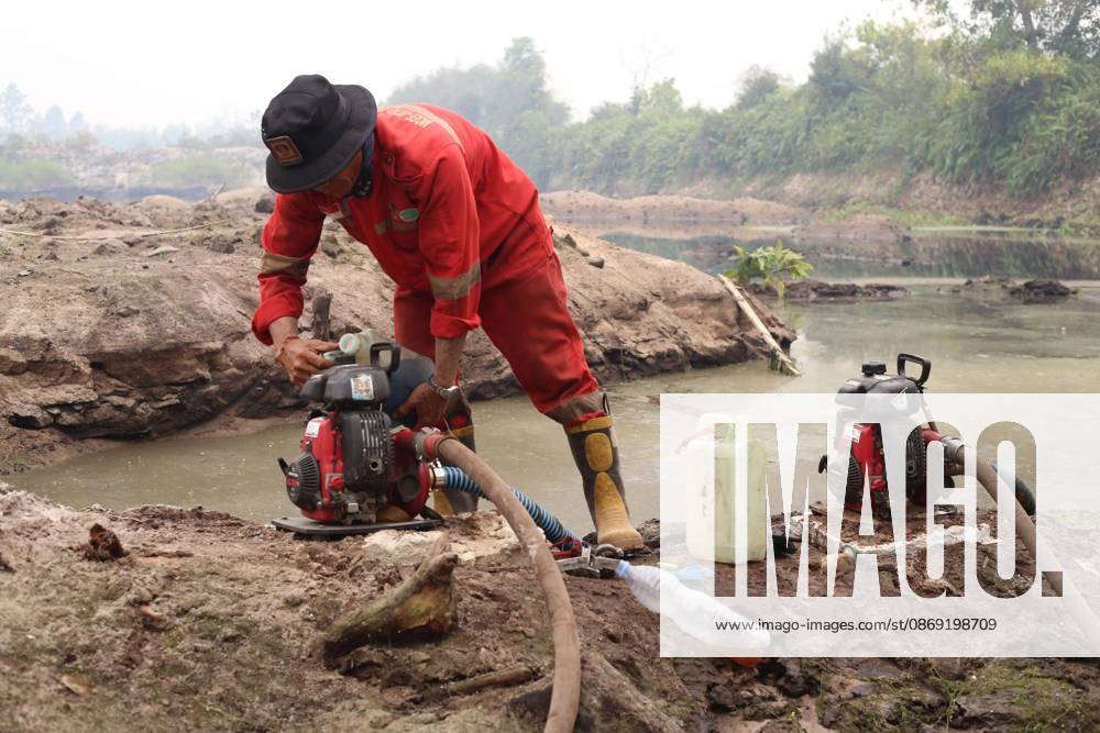 Firefighters battle forest fire in Central Kalimantan PALANGKA RAYA, CENTRAL KALIMANTAN, INDONESIA, OCTOBER 11, 2026: Members of Indonesia s Manggala Agni forest fire brigade work to extinguish a forest fire in the Sebangau area of Palangka Raya, Central Kalimantan. The firefighting team has been responding to fires affecting forests and community land in the region during the dry season. kalimantan Indonesia