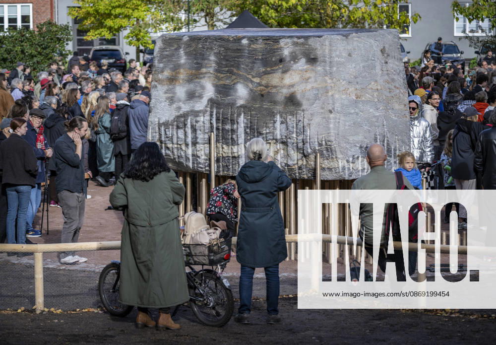 MALMÖ, October 11, 2026—168 bronze rods lift the nearly 30-metric-ton stone block. The Master Narratives monument was unveiled on Sunday in Jesusparken in Malmö. Malmö’s anti-racism monument, titled Master Narratives, was created by artistsartists Susanna Marcus Jablonski and Santiago Mostyn. MALMÖ, SWEDEN