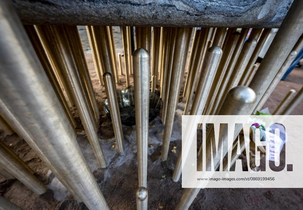 MALMÖ, October 11, 2026—168 bronze rods lift the nearly 30-metric-ton stone block. The Master Narratives monument was unveiled on Sunday in Jesusparken in Malmö. Malmö’s anti-racism monument, titled Master Narratives, was created by artistsartists Susanna Marcus Jablonski and Santiago Mostyn. MALMÖ, SWEDEN