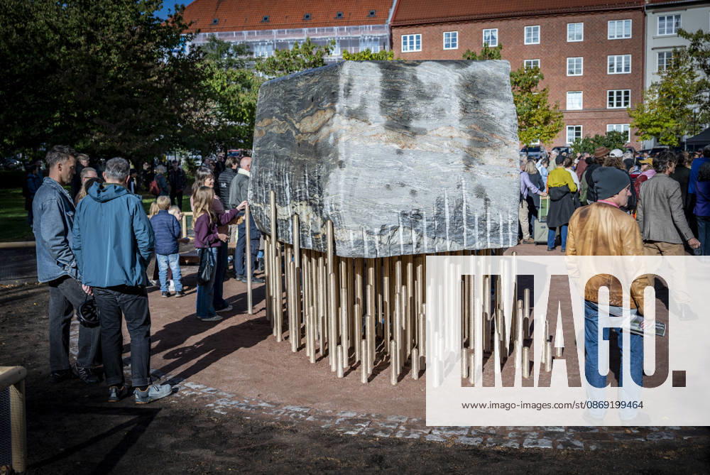 MALMÖ, October 11, 2026—168 bronze rods lift the nearly 30-metric-ton stone block. The monument Master Narratives was unveiled on Sunday in Jesusparken in Malmö. Malmö’s anti-racism monument, titled Master Narratives, was created by artistsartists Susanna Marcus Jablonski and Santiago Mostyn. MALMÖ, SWEDEN