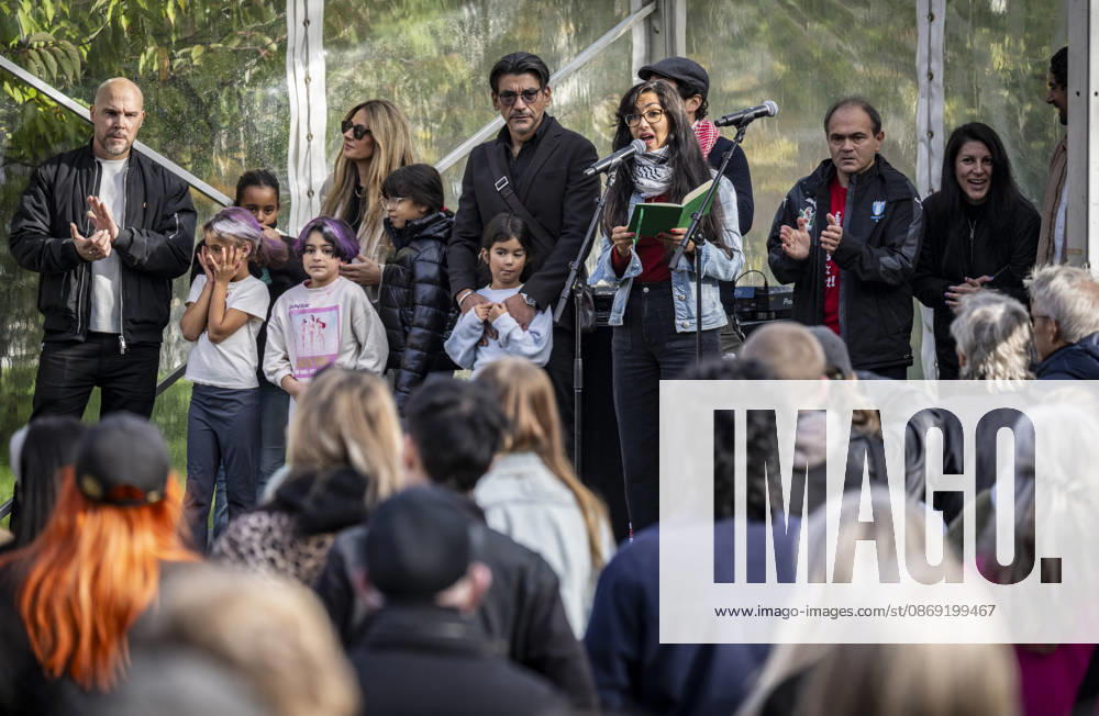 — Host Shora Esmailian: The Master Narratives monument was unveiled on Sunday in Jesusparken in Malmö. Malmö’s anti-racism monument, titled Master Narratives, was created by artists Susanna Marcus Jablonski and Santiago Mostyn and consists of 168 bronze rods that support a stone block weighing nearly 30 metric tons. MALMÖ, SWEDEN