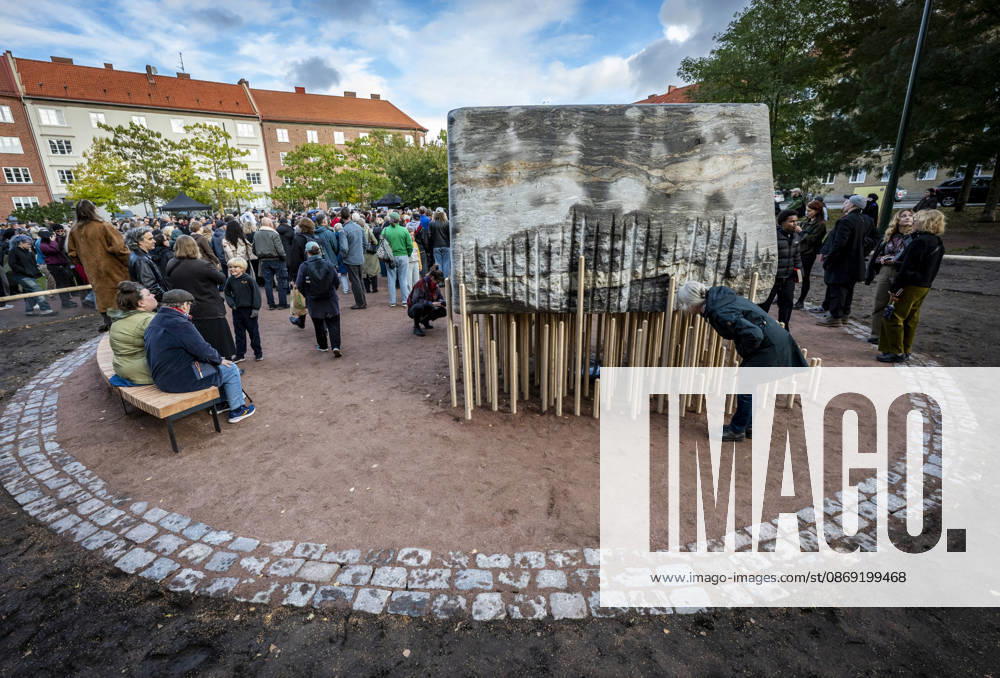 MALMÖ, October 11, 2026—168 bronze rods lift the nearly 30-metric-ton stone block. The monument Master Narratives was unveiled on Sunday in Jesusparken in Malmö. Malmö’s anti-racism monument, titled Master Narratives, was created by artistsartists Susanna Marcus Jablonski and Santiago Mostyn. MALMÖ, SWEDEN