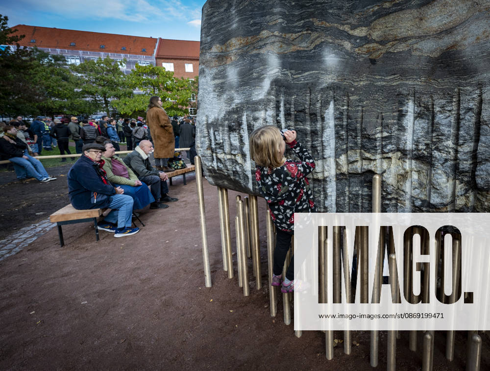 MALMÖ, October 11, 2026—168 bronze rods lift the nearly 30-metric-ton stone block. The monument Master Narratives was unveiled on Sunday in Jesusparken in Malmö. Malmö’s anti-racism monument, titled Master Narratives, was created by artistsartists Susanna Marcus Jablonski and Santiago Mostyn. MALMÖ, SWEDEN