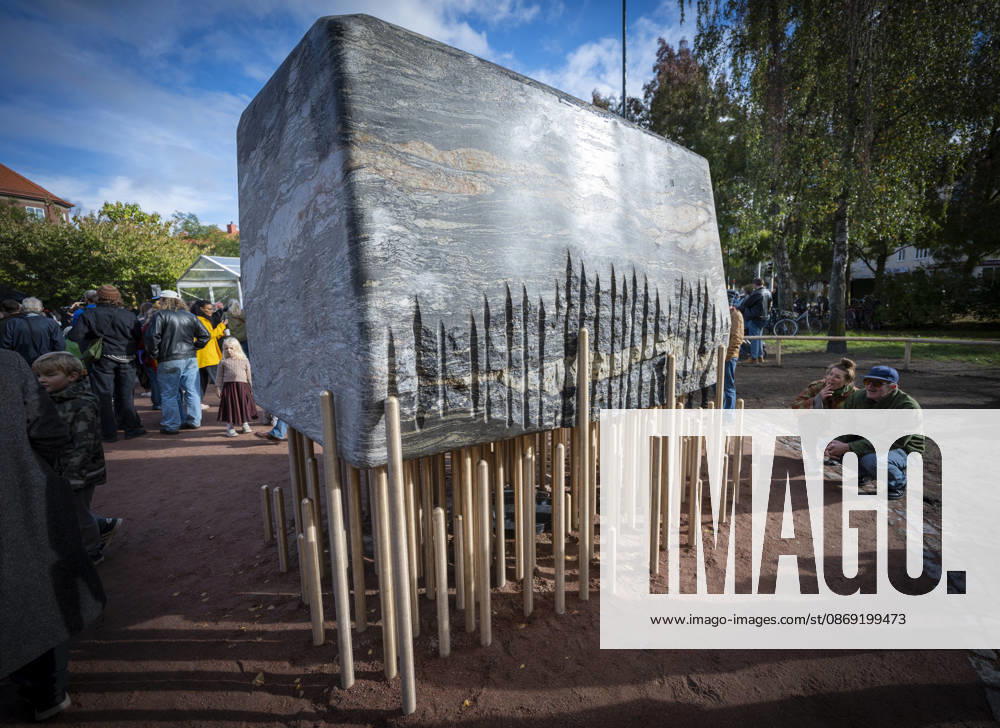 MALMÖ, October 11, 2026—168 bronze rods lift the nearly 30-metric-ton stone block. The Master Narratives monument was unveiled on Sunday in Jesusparken in Malmö. Malmö’s anti-racism monument, titled Master Narratives, was created by artistsartists Susanna Marcus Jablonski and Santiago Mostyn. MALMÖ, SWEDEN