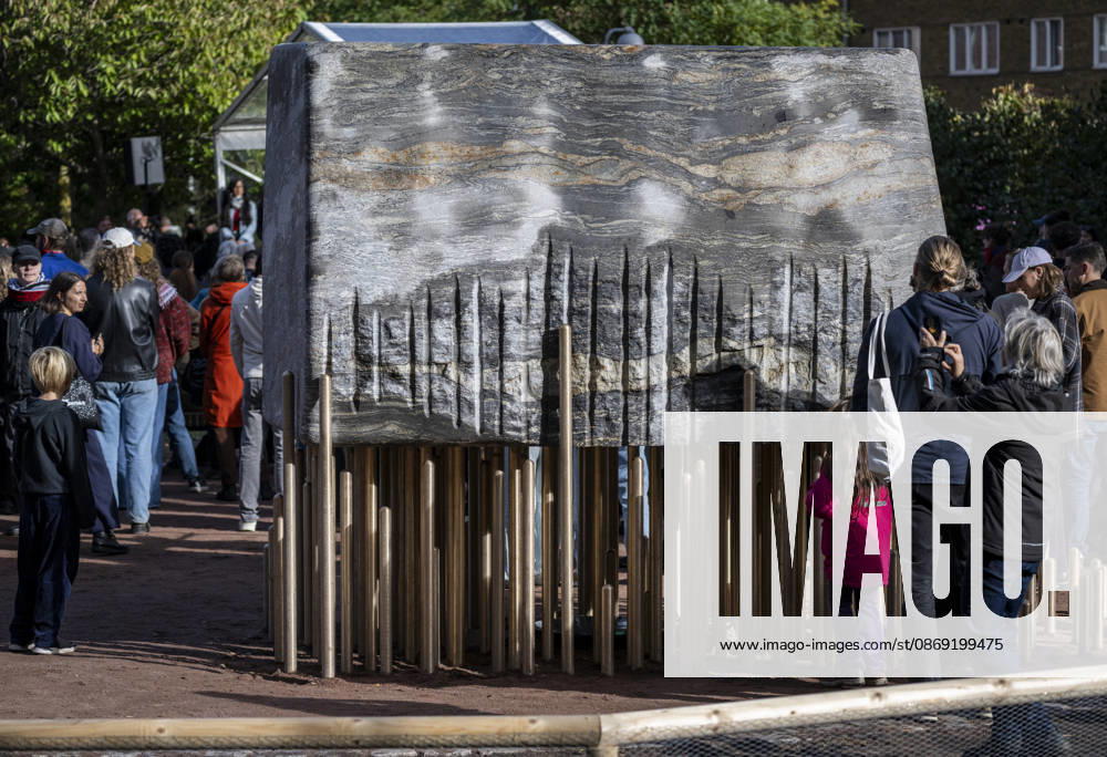 MALMÖ, October 11, 2026—168 bronze rods lift the nearly 30-metric-ton stone block. The monument Master Narratives was unveiled on Sunday in Jesusparken in Malmö. Malmö’s anti-racism monument, titled Master Narratives, was created by artistsartists Susanna Marcus Jablonski and Santiago Mostyn. MALMÖ, SWEDEN