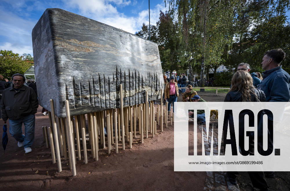 MALMÖ, October 11, 2026—168 bronze rods lift the nearly 30-metric-ton stone block. The Master Narratives monument was unveiled on Sunday in Jesusparken in Malmö. Malmö’s anti-racism monument, titled Master Narratives, was created by artistsSusanna Marcus Jablonski and Santiago Mostyn. MALMÖ, SWEDEN