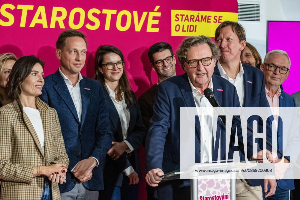 Petr Hlavacek (middle), a candidate for Mayor of Prague, speaks at a press conference held by the Prague chapter of STAN following the first meeting of the newly elected council caucus in Prague, on October 11, 2026. The third from right is Antonin Klecanda, chairman of Starostove Praha, the third form left is PM Karel Dvorak. (CTKxPhoto VitxSimanek) CTKPhotoP2026101106353 CTKPhotoP2026101106353
