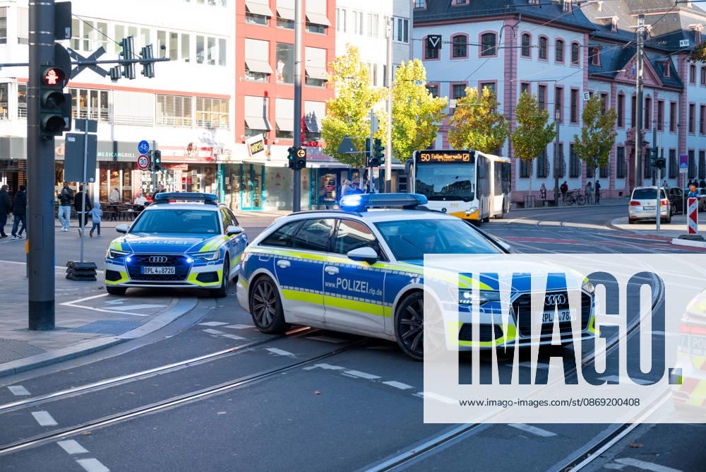 Person bei mutmaßlichem Gewaltdelikt in Mainz schwer verletzt Polizeigroßeinsatz und umfangreiche Fahndungsmaßnahmen Am Sonntag, dem 11. Oktober 2026, kam es gegen 16:55 Uhr im Bereich der Gärtnergasse und der Mittleren Bleiche in der Mainzer Innenstadt zu einem größeren Polizeieinsatz. Eine Person wurde nach ersten Informationen schwer verletzt und nach notärztlicher Versorgung unter Polizeibegleitung in die Universitätsmedizin Mainz transportiert. Zahlreiche uniformierte und zivile Polizeikräfte sperrten Teile der Innenstadt ab, sicherten Gegenstände, dokumentierten Spuren und führten Fahndungsmaßnahmen durch. Im Bereich der Mittleren Bleiche wurden umfangreiche Blutspuren festgestellt. Die Sperrungen beeinträchtigten den