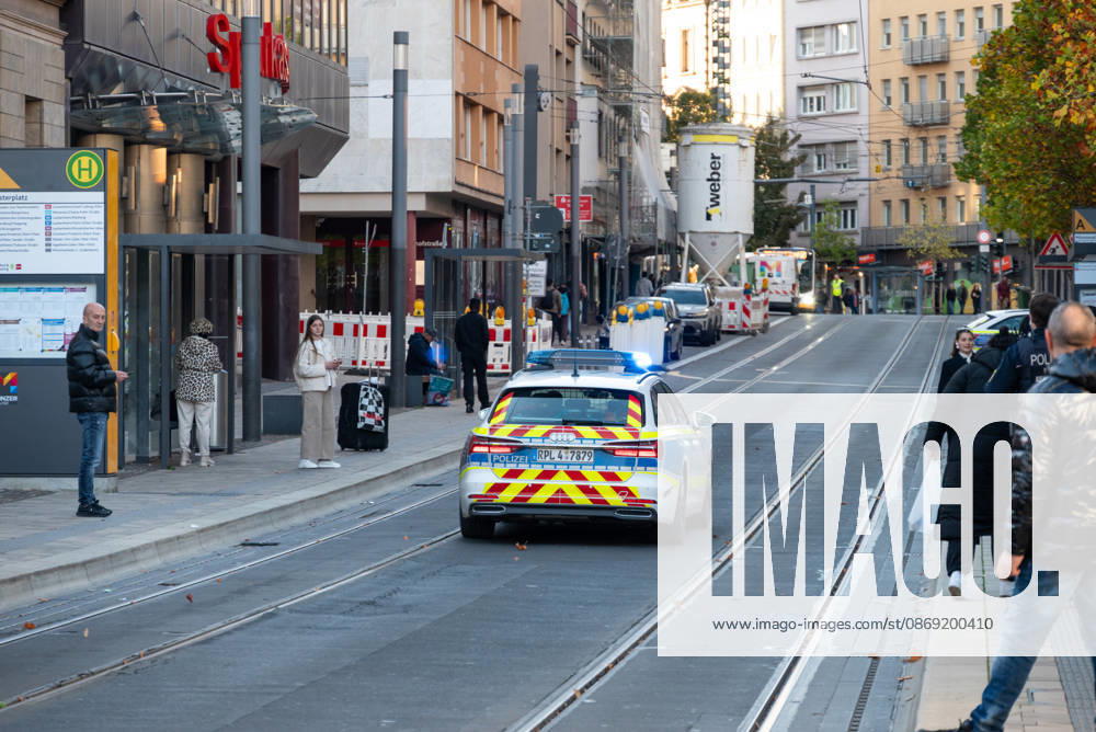 Person bei mutmaßlichem Gewaltdelikt in Mainz schwer verletzt Polizeigroßeinsatz und umfangreiche Fahndungsmaßnahmen Am Sonntag, dem 11. Oktober 2026, kam es gegen 16:55 Uhr im Bereich der Gärtnergasse und der Mittleren Bleiche in der Mainzer Innenstadt zu einem größeren Polizeieinsatz. Eine Person wurde nach ersten Informationen schwer verletzt und nach notärztlicher Versorgung unter Polizeibegleitung in die Universitätsmedizin Mainz transportiert. Zahlreiche uniformierte und zivile Polizeikräfte sperrten Teile der Innenstadt ab, sicherten Gegenstände, dokumentierten Spuren und führten Fahndungsmaßnahmen durch. Im Bereich der Mittleren Bleiche wurden umfangreiche Blutspuren festgestellt. Die Sperrungen beeinträchtigten den