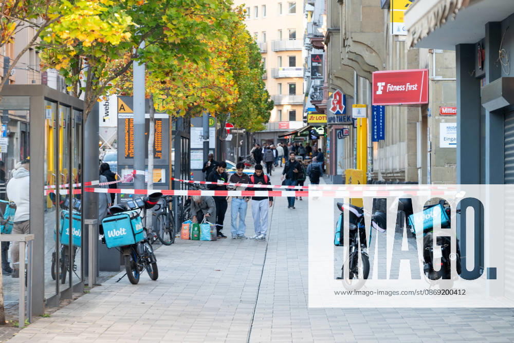 Person bei mutmaßlichem Gewaltdelikt in Mainz schwer verletzt Polizeigroßeinsatz und umfangreiche Fahndungsmaßnahmen Am Sonntag, dem 11. Oktober 2026, kam es gegen 16:55 Uhr im Bereich der Gärtnergasse und der Mittleren Bleiche in der Mainzer Innenstadt zu einem größeren Polizeieinsatz. Eine Person wurde nach ersten Informationen schwer verletzt und nach notärztlicher Versorgung unter Polizeibegleitung in die Universitätsmedizin Mainz transportiert. Zahlreiche uniformierte und zivile Polizeikräfte sperrten Teile der Innenstadt ab, sicherten Gegenstände, dokumentierten Spuren und führten Fahndungsmaßnahmen durch. Im Bereich der Mittleren Bleiche wurden umfangreiche Blutspuren festgestellt. Die Sperrungen beeinträchtigten den