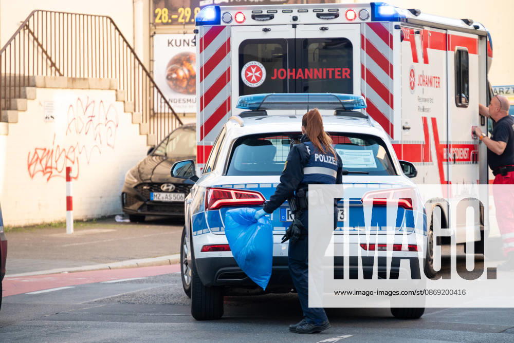 Person bei mutmaßlichem Gewaltdelikt in Mainz schwer verletzt Polizeigroßeinsatz und umfangreiche Fahndungsmaßnahmen Am Sonntag, dem 11. Oktober 2026, kam es gegen 16:55 Uhr im Bereich der Gärtnergasse und der Mittleren Bleiche in der Mainzer Innenstadt zu einem größeren Polizeieinsatz. Eine Person wurde nach ersten Informationen schwer verletzt und nach notärztlicher Versorgung unter Polizeibegleitung in die Universitätsmedizin Mainz transportiert. Zahlreiche uniformierte und zivile Polizeikräfte sperrten Teile der Innenstadt ab, sicherten Gegenstände, dokumentierten Spuren und führten Fahndungsmaßnahmen durch. Im Bereich der Mittleren Bleiche wurden umfangreiche Blutspuren festgestellt. Die Sperrungen beeinträchtigten den