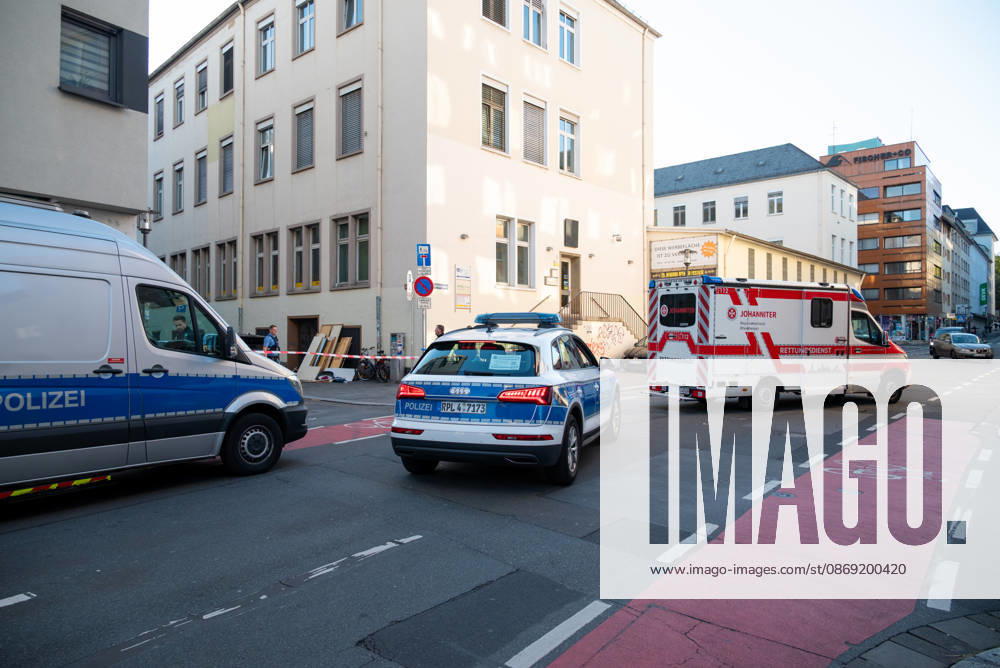 Person bei mutmaßlichem Gewaltdelikt in Mainz schwer verletzt Polizeigroßeinsatz und umfangreiche Fahndungsmaßnahmen Am Sonntag, dem 11. Oktober 2026, kam es gegen 16:55 Uhr im Bereich der Gärtnergasse und der Mittleren Bleiche in der Mainzer Innenstadt zu einem größeren Polizeieinsatz. Eine Person wurde nach ersten Informationen schwer verletzt und nach notärztlicher Versorgung unter Polizeibegleitung in die Universitätsmedizin Mainz transportiert. Zahlreiche uniformierte und zivile Polizeikräfte sperrten Teile der Innenstadt ab, sicherten Gegenstände, dokumentierten Spuren und führten Fahndungsmaßnahmen durch. Im Bereich der Mittleren Bleiche wurden umfangreiche Blutspuren festgestellt. Die Sperrungen beeinträchtigten den