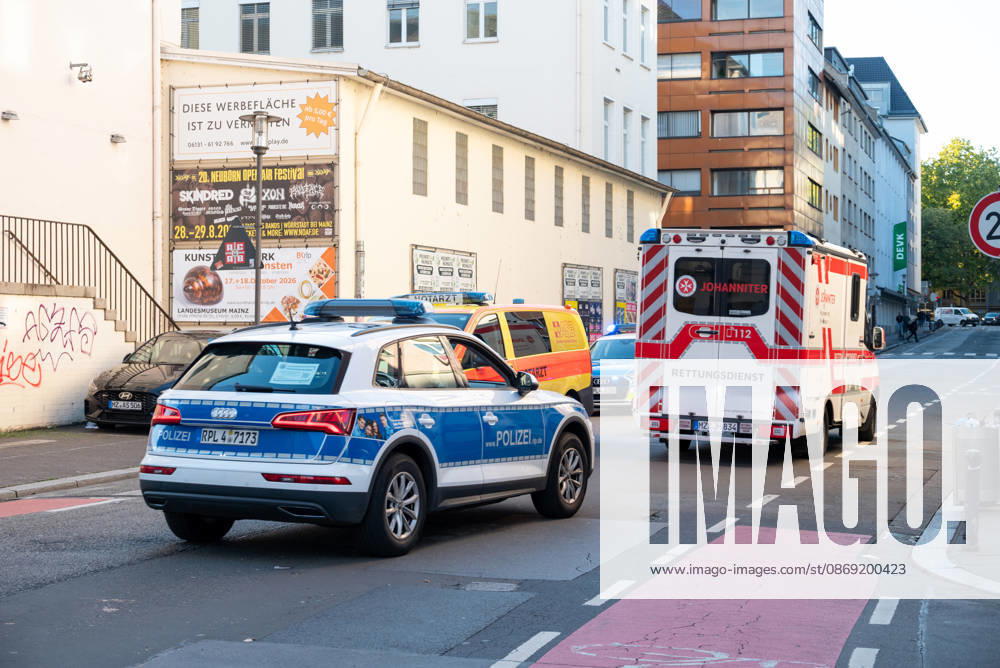 Person bei mutmaßlichem Gewaltdelikt in Mainz schwer verletzt Polizeigroßeinsatz und umfangreiche Fahndungsmaßnahmen Am Sonntag, dem 11. Oktober 2026, kam es gegen 16:55 Uhr im Bereich der Gärtnergasse und der Mittleren Bleiche in der Mainzer Innenstadt zu einem größeren Polizeieinsatz. Eine Person wurde nach ersten Informationen schwer verletzt und nach notärztlicher Versorgung unter Polizeibegleitung in die Universitätsmedizin Mainz transportiert. Zahlreiche uniformierte und zivile Polizeikräfte sperrten Teile der Innenstadt ab, sicherten Gegenstände, dokumentierten Spuren und führten Fahndungsmaßnahmen durch. Im Bereich der Mittleren Bleiche wurden umfangreiche Blutspuren festgestellt. Die Sperrungen beeinträchtigten den