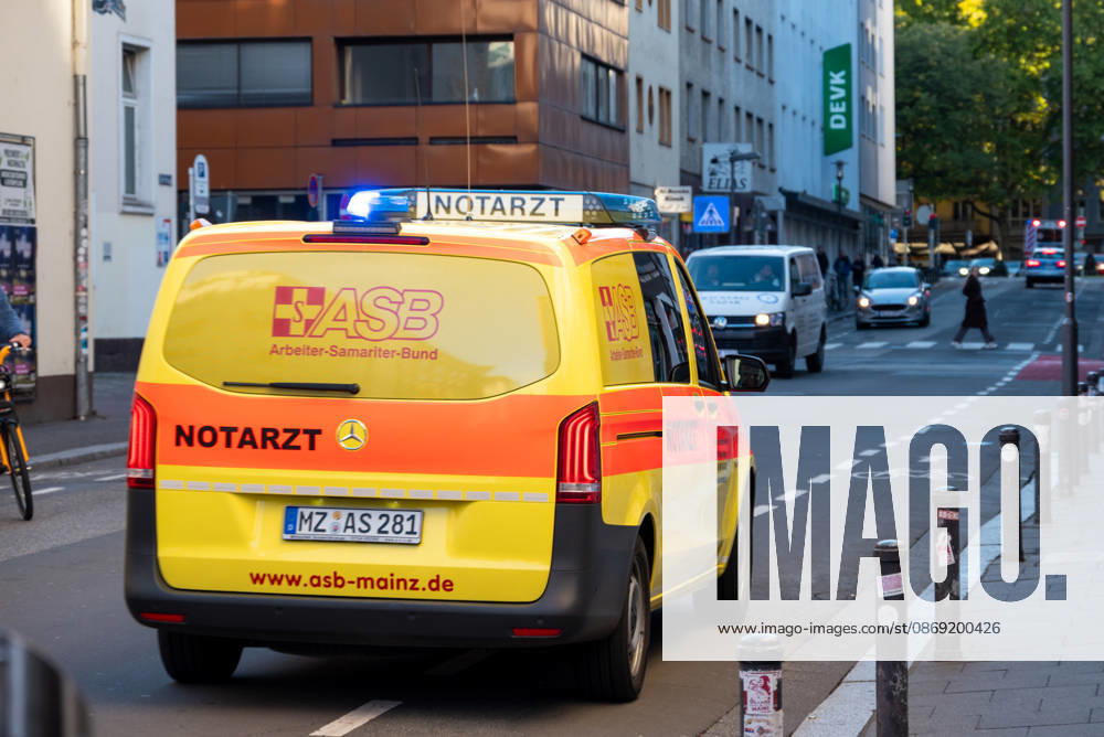 Person bei mutmaßlichem Gewaltdelikt in Mainz schwer verletzt Polizeigroßeinsatz und umfangreiche Fahndungsmaßnahmen Am Sonntag, dem 11. Oktober 2026, kam es gegen 16:55 Uhr im Bereich der Gärtnergasse und der Mittleren Bleiche in der Mainzer Innenstadt zu einem größeren Polizeieinsatz. Eine Person wurde nach ersten Informationen schwer verletzt und nach notärztlicher Versorgung unter Polizeibegleitung in die Universitätsmedizin Mainz transportiert. Zahlreiche uniformierte und zivile Polizeikräfte sperrten Teile der Innenstadt ab, sicherten Gegenstände, dokumentierten Spuren und führten Fahndungsmaßnahmen durch. Im Bereich der Mittleren Bleiche wurden umfangreiche Blutspuren festgestellt. Die Sperrungen beeinträchtigten den