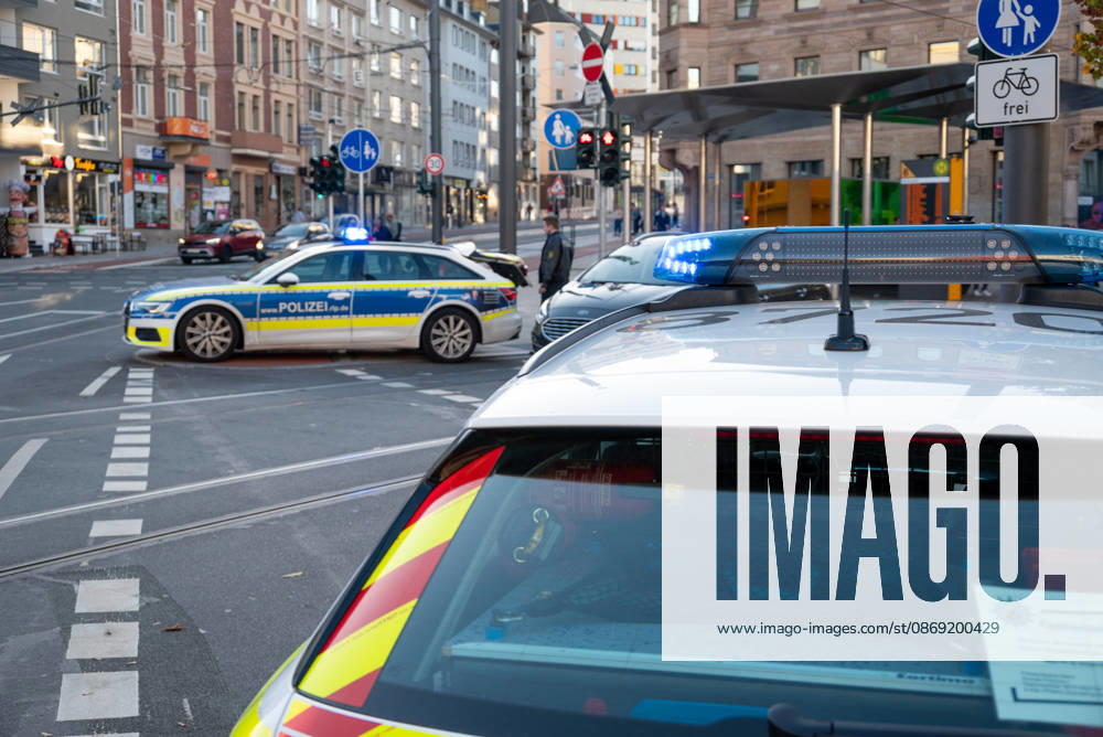 Person bei mutmaßlichem Gewaltdelikt in Mainz schwer verletzt Polizeigroßeinsatz und umfangreiche Fahndungsmaßnahmen Am Sonntag, dem 11. Oktober 2026, kam es gegen 16:55 Uhr im Bereich der Gärtnergasse und der Mittleren Bleiche in der Mainzer Innenstadt zu einem größeren Polizeieinsatz. Eine Person wurde nach ersten Informationen schwer verletzt und nach notärztlicher Versorgung unter Polizeibegleitung in die Universitätsmedizin Mainz transportiert. Zahlreiche uniformierte und zivile Polizeikräfte sperrten Teile der Innenstadt ab, sicherten Gegenstände, dokumentierten Spuren und führten Fahndungsmaßnahmen durch. Im Bereich der Mittleren Bleiche wurden umfangreiche Blutspuren festgestellt. Die Sperrungen beeinträchtigten den