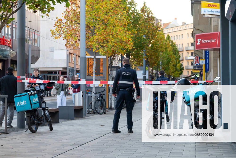 Person bei mutmaßlichem Gewaltdelikt in Mainz schwer verletzt Polizeigroßeinsatz und umfangreiche Fahndungsmaßnahmen Am Sonntag, dem 11. Oktober 2026, kam es gegen 16:55 Uhr im Bereich der Gärtnergasse und der Mittleren Bleiche in der Mainzer Innenstadt zu einem größeren Polizeieinsatz. Eine Person wurde nach ersten Informationen schwer verletzt und nach notärztlicher Versorgung unter Polizeibegleitung in die Universitätsmedizin Mainz transportiert. Zahlreiche uniformierte und zivile Polizeikräfte sperrten Teile der Innenstadt ab, sicherten Gegenstände, dokumentierten Spuren und führten Fahndungsmaßnahmen durch. Im Bereich der Mittleren Bleiche wurden umfangreiche Blutspuren festgestellt. Die Sperrungen beeinträchtigten den