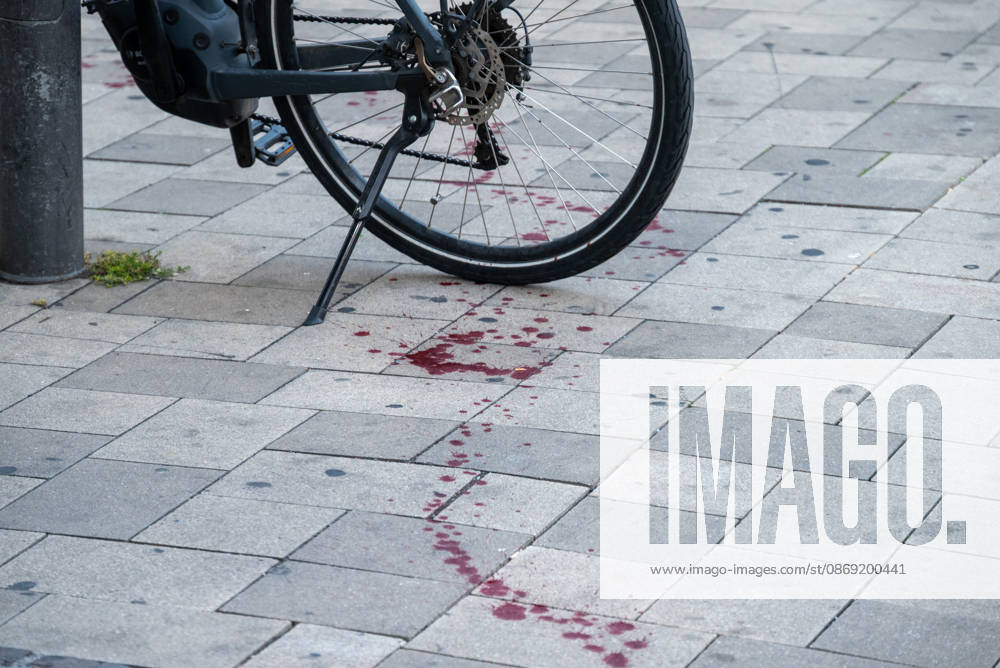 Person bei mutmaßlichem Gewaltdelikt in Mainz schwer verletzt Polizeigroßeinsatz und umfangreiche Fahndungsmaßnahmen Am Sonntag, dem 11. Oktober 2026, kam es gegen 16:55 Uhr im Bereich der Gärtnergasse und der Mittleren Bleiche in der Mainzer Innenstadt zu einem größeren Polizeieinsatz. Eine Person wurde nach ersten Informationen schwer verletzt und nach notärztlicher Versorgung unter Polizeibegleitung in die Universitätsmedizin Mainz transportiert. Zahlreiche uniformierte und zivile Polizeikräfte sperrten Teile der Innenstadt ab, sicherten Gegenstände, dokumentierten Spuren und führten Fahndungsmaßnahmen durch. Im Bereich der Mittleren Bleiche wurden umfangreiche Blutspuren festgestellt. Die Sperrungen beeinträchtigten den