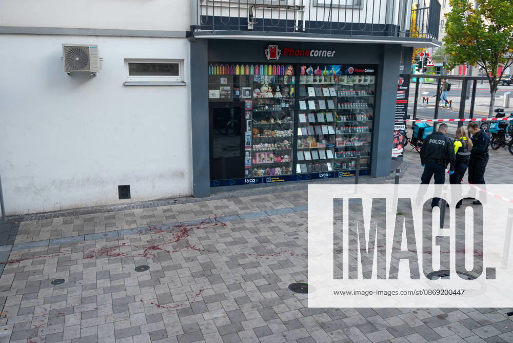 Person bei mutmaßlichem Gewaltdelikt in Mainz schwer verletzt Polizeigroßeinsatz und umfangreiche Fahndungsmaßnahmen Am Sonntag, dem 11. Oktober 2026, kam es gegen 16:55 Uhr im Bereich der Gärtnergasse und der Mittleren Bleiche in der Mainzer Innenstadt zu einem größeren Polizeieinsatz. Eine Person wurde nach ersten Informationen schwer verletzt und nach notärztlicher Versorgung unter Polizeibegleitung in die Universitätsmedizin Mainz transportiert. Zahlreiche uniformierte und zivile Polizeikräfte sperrten Teile der Innenstadt ab, sicherten Gegenstände, dokumentierten Spuren und führten Fahndungsmaßnahmen durch. Im Bereich der Mittleren Bleiche wurden umfangreiche Blutspuren festgestellt. Die Sperrungen beeinträchtigten den