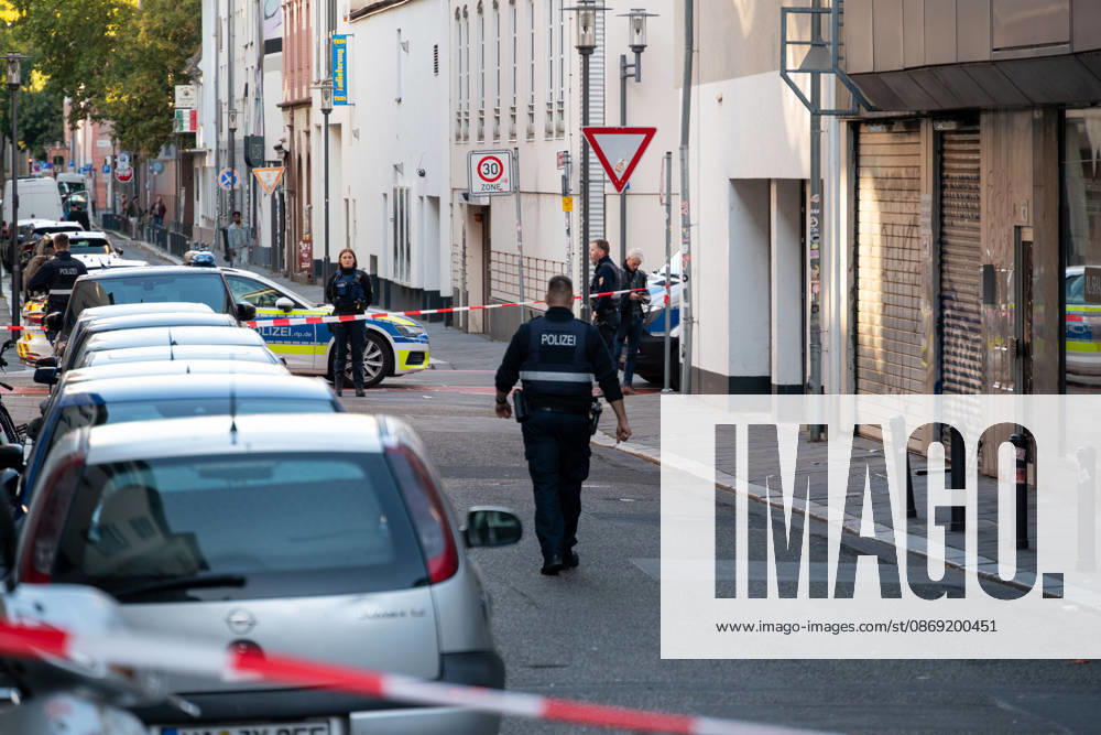 Person bei mutmaßlichem Gewaltdelikt in Mainz schwer verletzt Polizeigroßeinsatz und umfangreiche Fahndungsmaßnahmen Am Sonntag, dem 11. Oktober 2026, kam es gegen 16:55 Uhr im Bereich der Gärtnergasse und der Mittleren Bleiche in der Mainzer Innenstadt zu einem größeren Polizeieinsatz. Eine Person wurde nach ersten Informationen schwer verletzt und nach notärztlicher Versorgung unter Polizeibegleitung in die Universitätsmedizin Mainz transportiert. Zahlreiche uniformierte und zivile Polizeikräfte sperrten Teile der Innenstadt ab, sicherten Gegenstände, dokumentierten Spuren und führten Fahndungsmaßnahmen durch. Im Bereich der Mittleren Bleiche wurden umfangreiche Blutspuren festgestellt. Die Sperrungen beeinträchtigten den