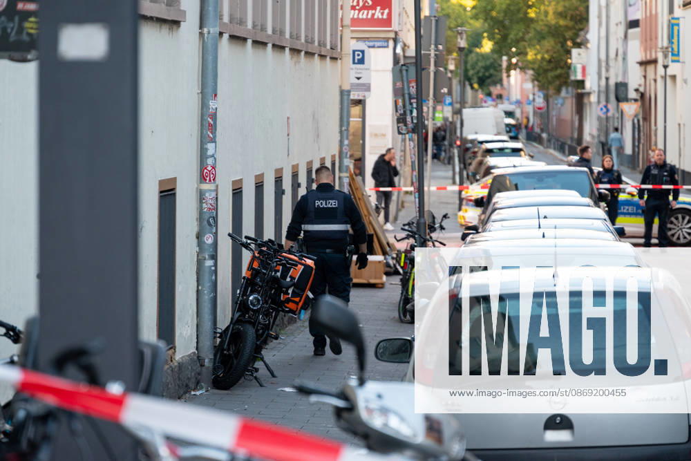 Person bei mutmaßlichem Gewaltdelikt in Mainz schwer verletzt Polizeigroßeinsatz und umfangreiche Fahndungsmaßnahmen Am Sonntag, dem 11. Oktober 2026, kam es gegen 16:55 Uhr im Bereich der Gärtnergasse und der Mittleren Bleiche in der Mainzer Innenstadt zu einem größeren Polizeieinsatz. Eine Person wurde nach ersten Informationen schwer verletzt und nach notärztlicher Versorgung unter Polizeibegleitung in die Universitätsmedizin Mainz transportiert. Zahlreiche uniformierte und zivile Polizeikräfte sperrten Teile der Innenstadt ab, sicherten Gegenstände, dokumentierten Spuren und führten Fahndungsmaßnahmen durch. Im Bereich der Mittleren Bleiche wurden umfangreiche Blutspuren festgestellt. Die Sperrungen beeinträchtigten den
