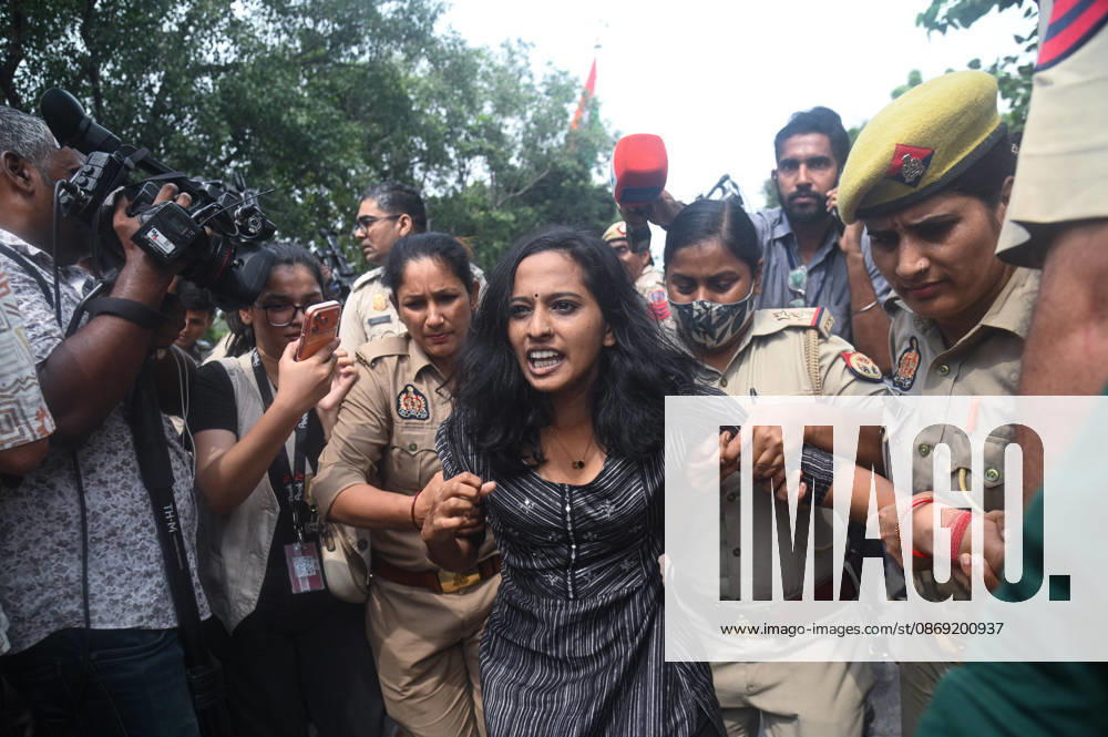 Security personnel detain a protestor during a protest seeking the resignation of India s Chief Election Commissioner Gyanesh Kumar, over alleged electoral malpractices in the Special Intensive Revision (SIR) of electoral rolls. New Delhi India - ZUMAj168 20261011_zip_j168_011