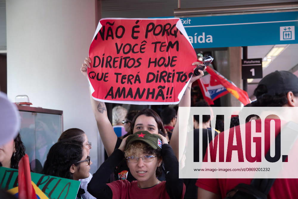 SaO PAULO, SP - 11.10.2026: ATO EM APOIO A LULA SP - Students, social movements and supporters of President Luiz Inacio Lula da Silva are holding an event throughout this Sunday (11) in anticipation of the second round of elections. With a gathering in front of MASP, the event continues to Praca Roosevelt, in the central area of Sao Paulo, SP. x3028831x RodileixMorais
