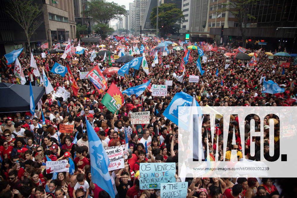 SaO PAULO, SP - 11.10.2026: ATO EM APOIO A LULA SP - Students, social movements and supporters of President Luiz Inacio Lula da Silva are holding an event throughout this Sunday (11) in anticipation of the second round of elections. With a gathering in front of MASP, the event continues to Praca Roosevelt, in the central area of Sao Paulo, SP. x3028836x RodileixMorais