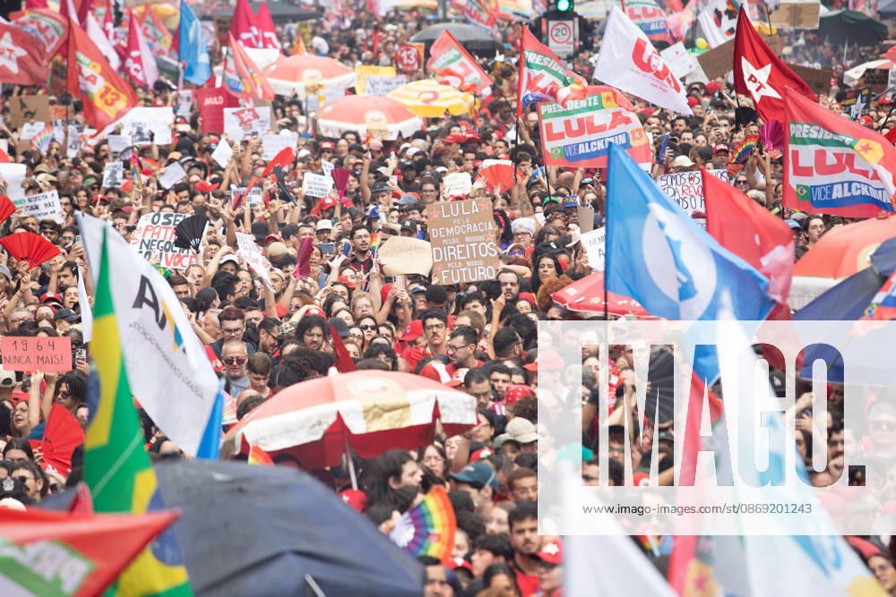 SaO PAULO, SP - 11.10.2026: ATO EM APOIO A LULA SP - Students, social movements and supporters of President Luiz Inacio Lula da Silva are holding an event throughout this Sunday (11) in anticipation of the second round of elections. With a gathering in front of MASP, the event continues to Praca Roosevelt, in the central area of Sao Paulo, SP. x3028839x RodileixMorais