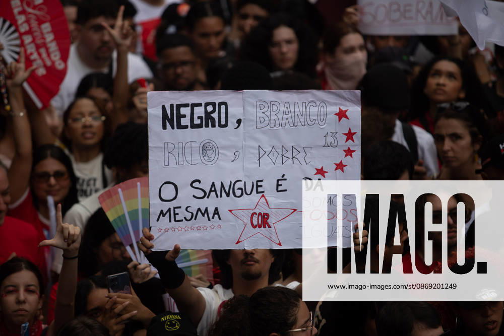 SaO PAULO, SP - 11.10.2026: ATO EM APOIO A LULA SP - Students, social movements and supporters of President Luiz Inacio Lula da Silva are holding an event throughout this Sunday (11) in anticipation of the second round of elections. With a gathering in front of MASP, the event continues to Praca Roosevelt, in the central area of Sao Paulo, SP. x3028844x RodileixMorais