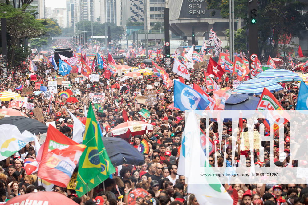 SaO PAULO, SP - 11.10.2026: ATO EM APOIO A LULA SP - Students, social movements and supporters of President Luiz Inacio Lula da Silva are holding an event throughout this Sunday (11) in anticipation of the second round of elections. With a gathering in front of MASP, the event continues to Praca Roosevelt, in the central area of Sao Paulo, SP. x3028846x RodileixMorais
