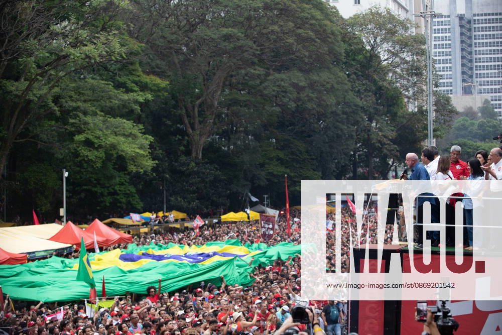SaO PAULO, SP - 11.10.2026: ATO EM APOIO A LULA SP - Students, social movements and supporters of President Luiz Inacio Lula da Silva are holding an event throughout this Sunday (11) in anticipation of the second round of elections. With a gathering in front of MASP, the event continues to Praca Roosevelt, in the central area of Sao Paulo, SP. x3028921x RodileixMorais