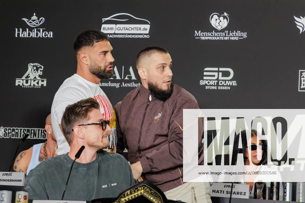 Essen. (l-r) Aleks Petrovic und Eugen Lopez im Tumult bei der Pressekonferenz zum Fame Fighting 4 Promiboxen. Essen Atlantic Hotel Nordrhein-Westfalen Deutschland