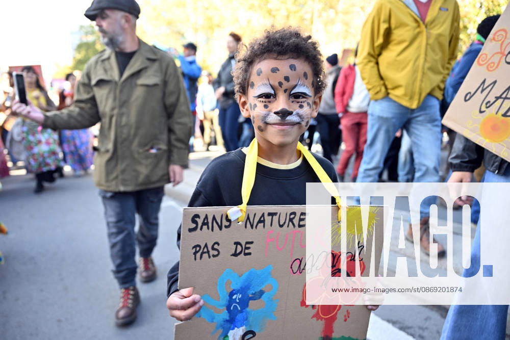 Tens of thousands march in Brussels demanding stronger climate action BRUSSELS, BELGIUM - OCTOBER 11: Demonstrators hold climate-themed placards as tens of thousands of people march through Brussels calling for stronger action against climate change and reduced dependence on fossil fuels, on October 11, 2026 in Brussels, Belgium. The protest was organized by the Belgian Climate Coalition, which brings together around 100 civil society organizations. Participants marched along major roads toward Schuman Square, home to several European Union institutions, while protesting the government s climate policies. Dursun Aydemir Anadolu Brussels Belgium. Editorial use only. Please get in touch for any other usage.