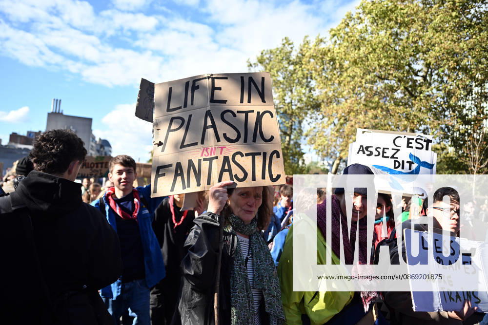 Tens of thousands march in Brussels demanding stronger climate action BRUSSELS, BELGIUM - OCTOBER 11: Demonstrators hold climate-themed placards as tens of thousands of people march through Brussels calling for stronger action against climate change and reduced dependence on fossil fuels, on October 11, 2026 in Brussels, Belgium. The protest was organized by the Belgian Climate Coalition, which brings together around 100 civil society organizations. Participants marched along major roads toward Schuman Square, home to several European Union institutions, while protesting the government s climate policies. Dursun Aydemir Anadolu Brussels Belgium. Editorial use only. Please get in touch for any other usage.